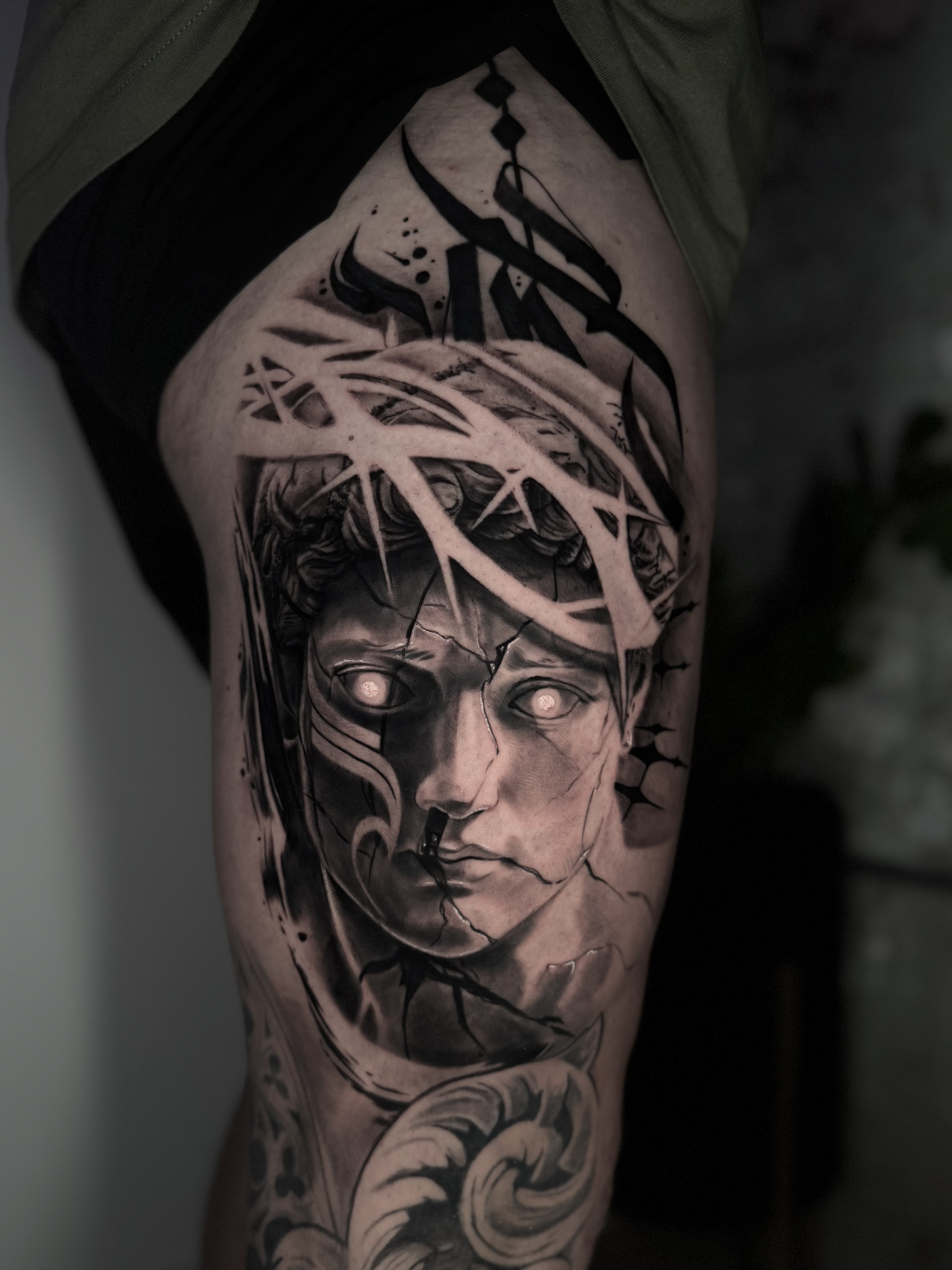 Crown Of Thorns — statue realism · thigh