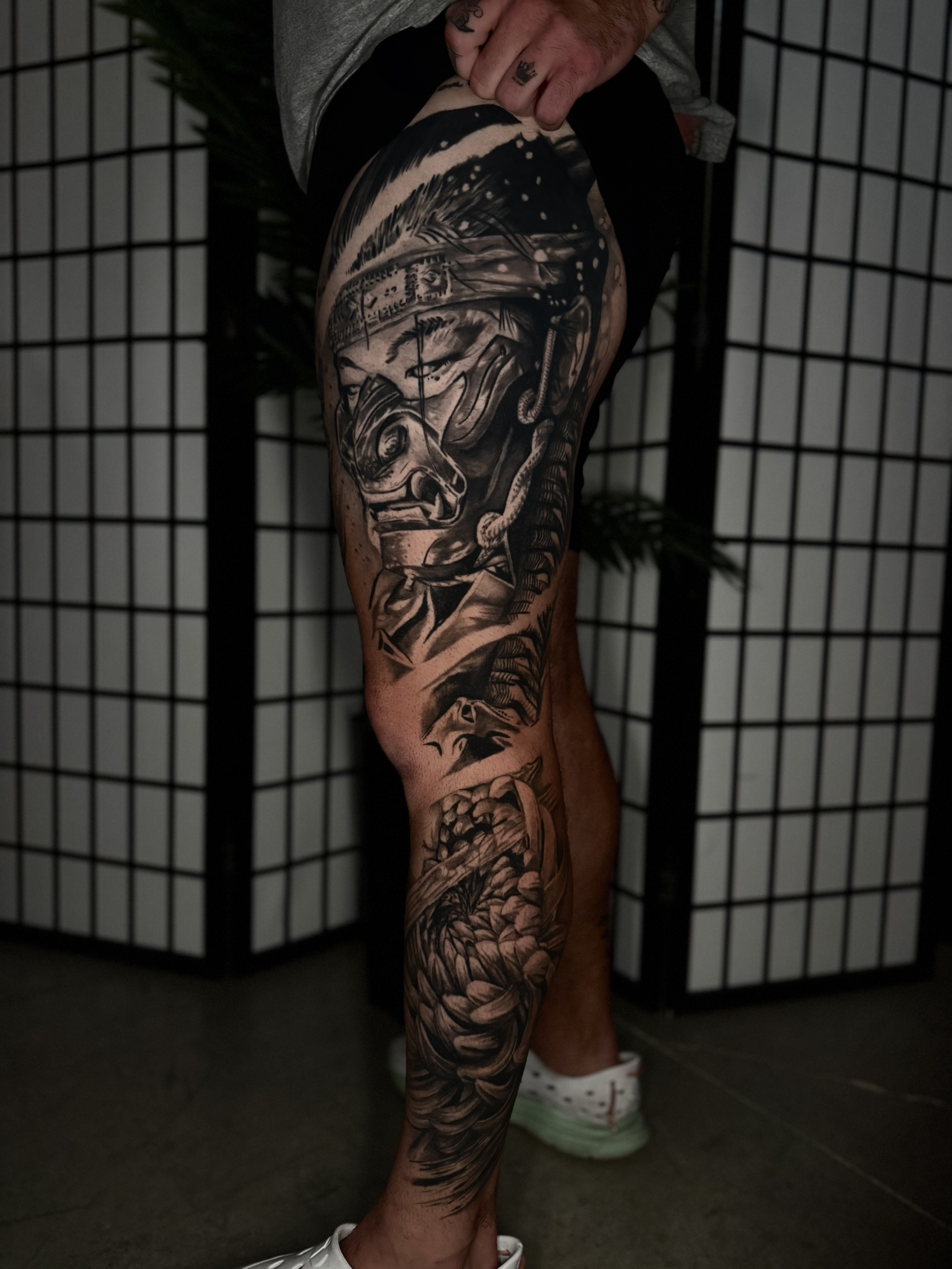 Samurai Leg Sleeve — black & grey · full leg