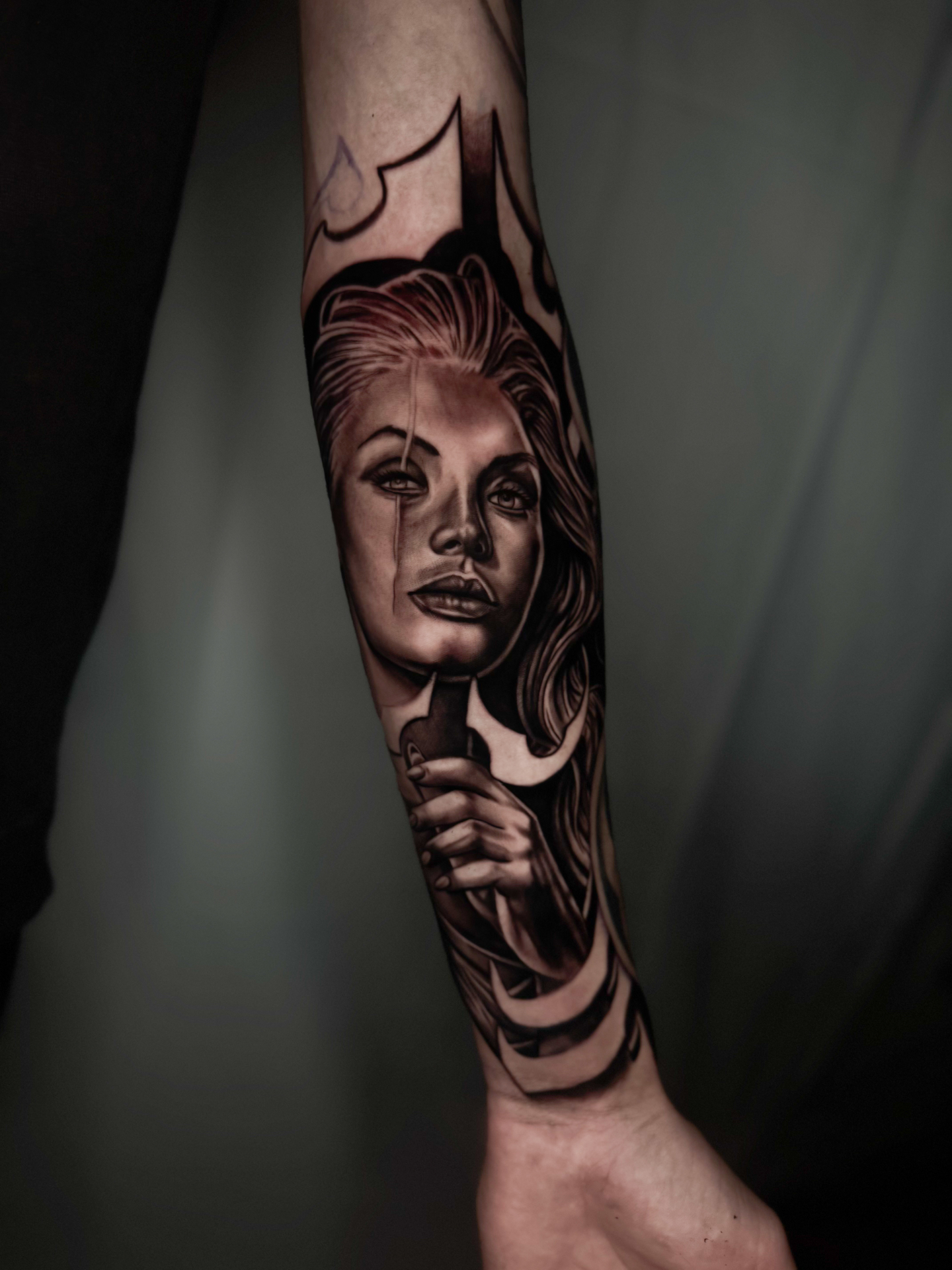 Femme Fatale — neo-realism · forearm