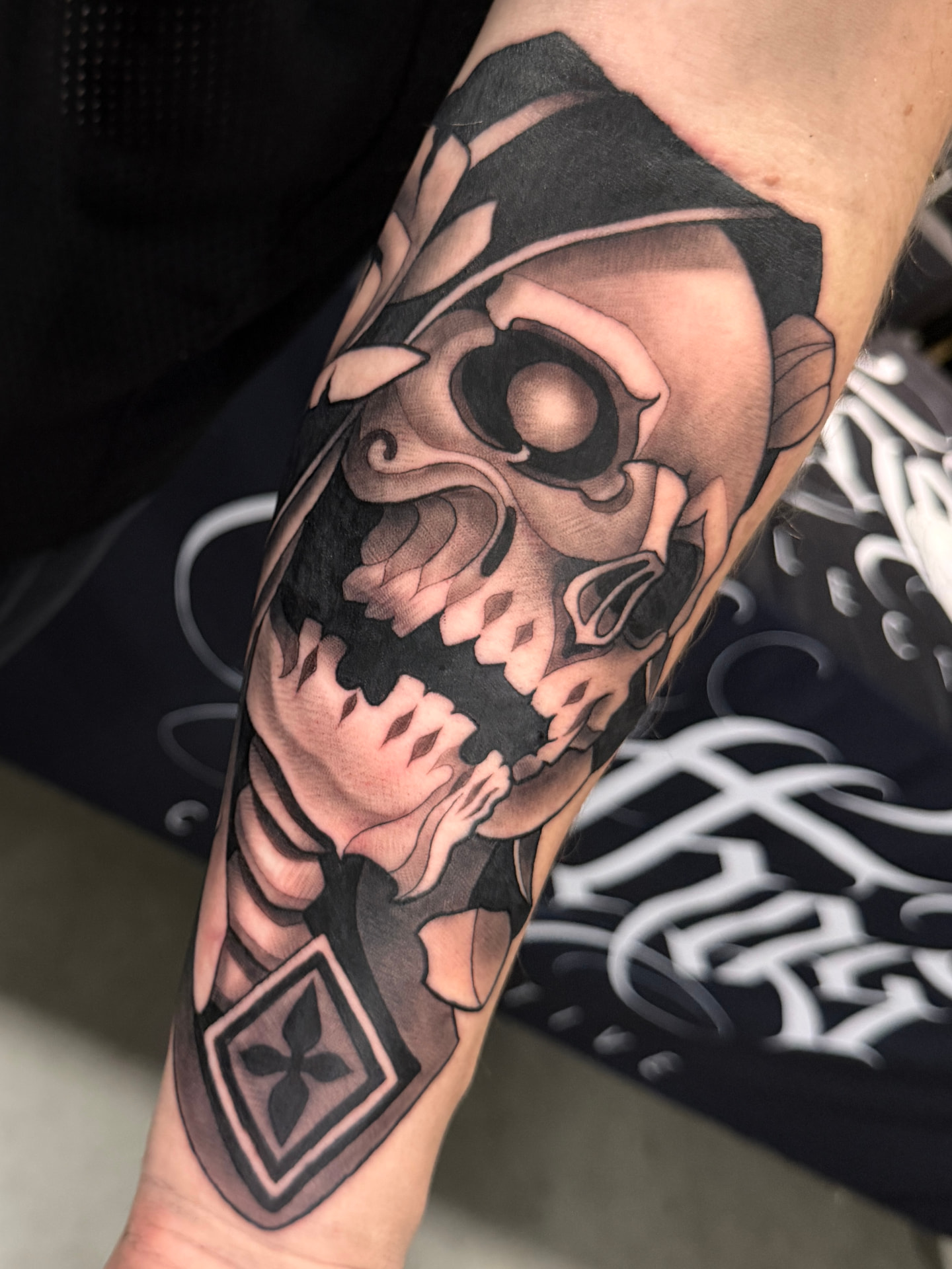 Neo-traditional skull forearm